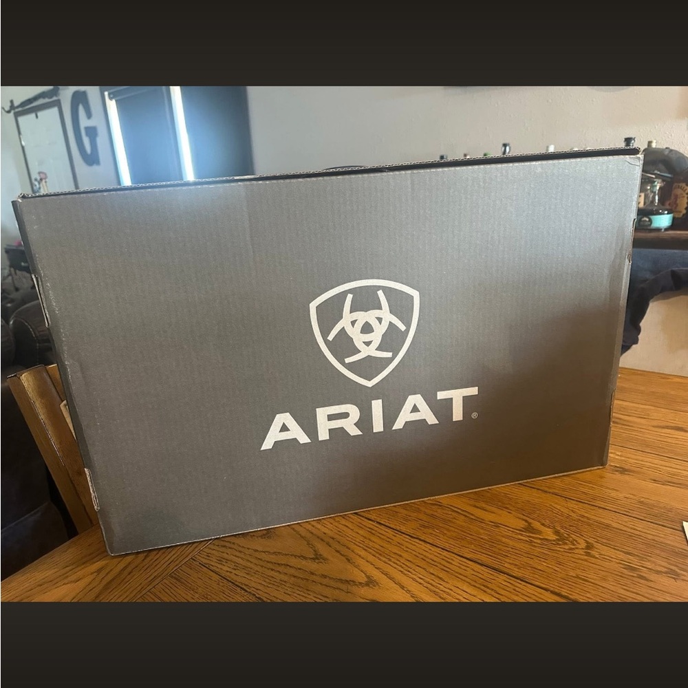 Ariat - Picture 2 of 6